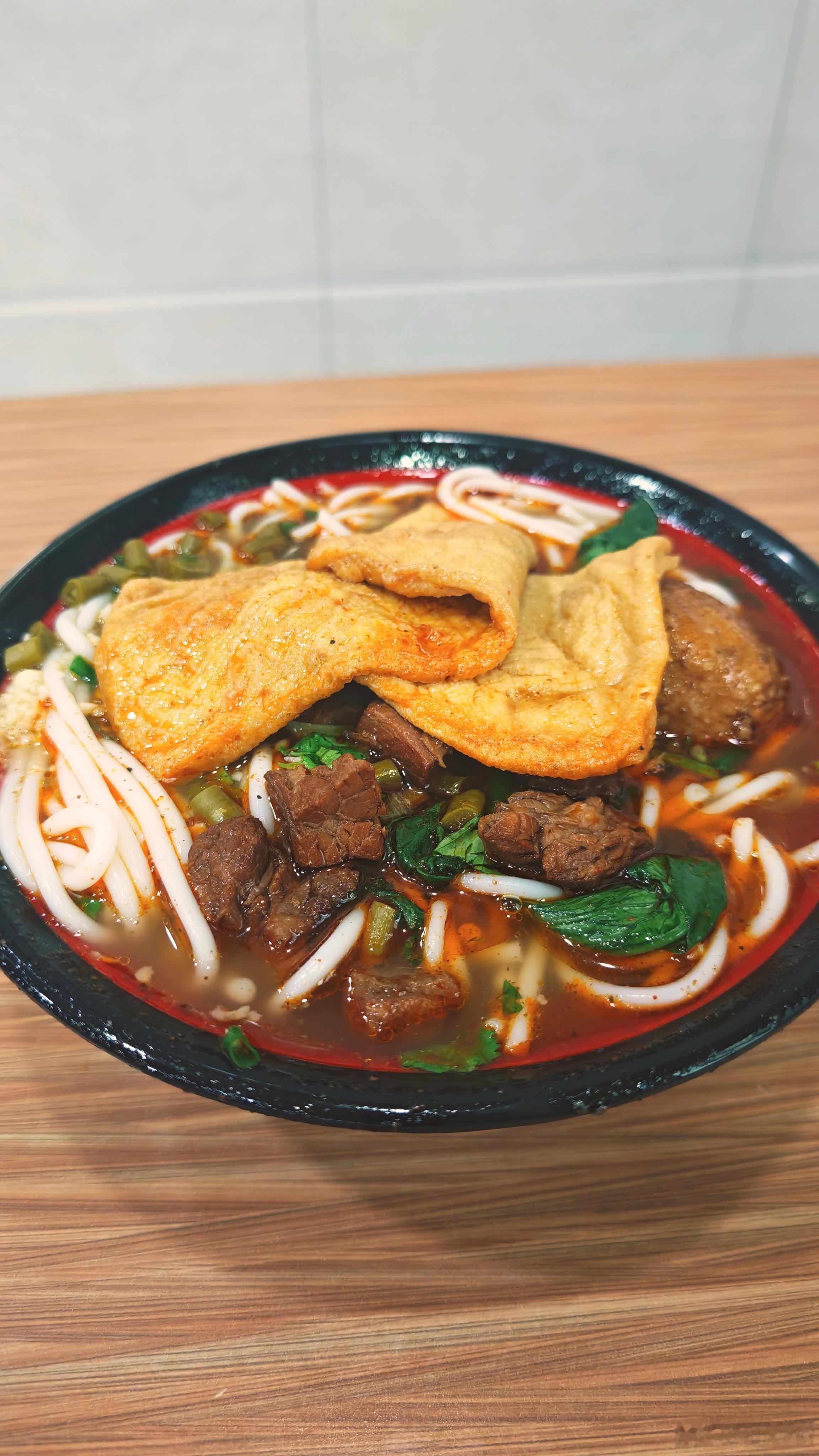快下雨了感觉。下雨天po来吃红烧牛肉粉了。。每次进门老板都会先问吃粉还是吃面，我