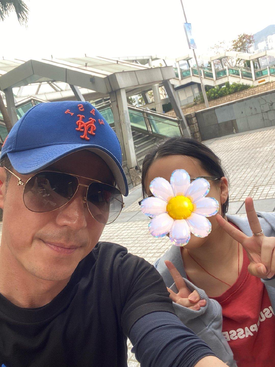 香港偶遇霍建华与友人聚餐网友香港偶遇霍建华网友香港偶遇霍建华，粉丝要合照也超爽快