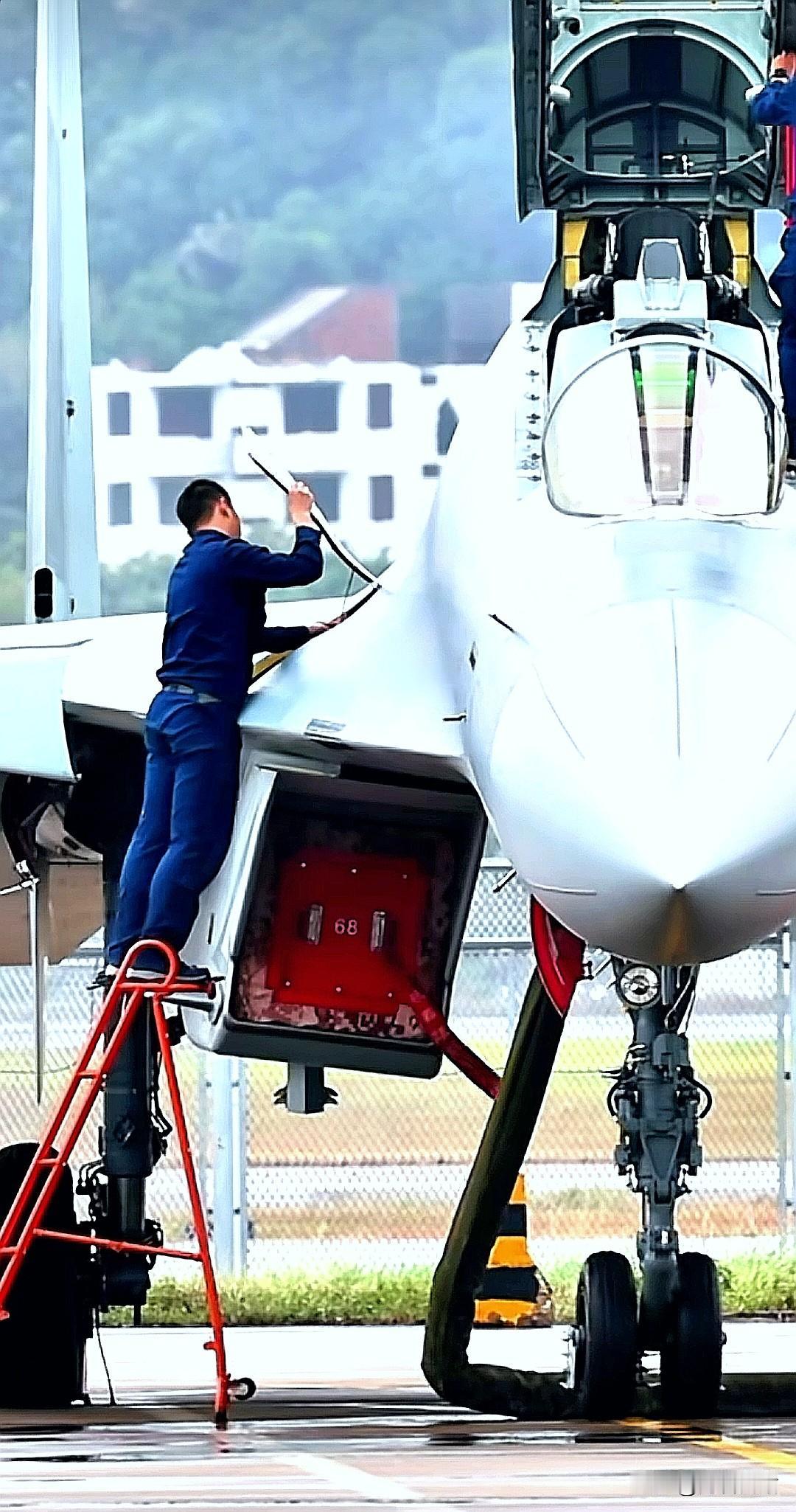 歼-16D为了化身“电磁杀手”，直接把座舱右后下方原本装的30毫米航炮取消了，并