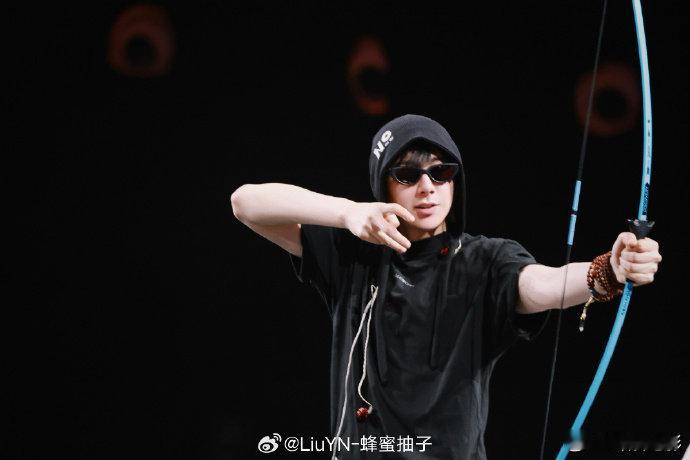 #刘宇宁[超话]##刘宇宁开心夜彩排路透#心中的偶像！刘宇宁在开心夜彩排，舞台光