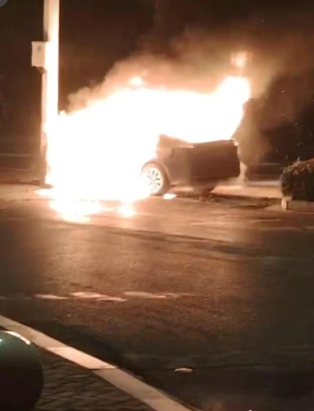 近日，河南商丘一轿车猛烈撞向红绿灯柱后起火，3人被困车内，路过的代驾小哥王迎宾迎