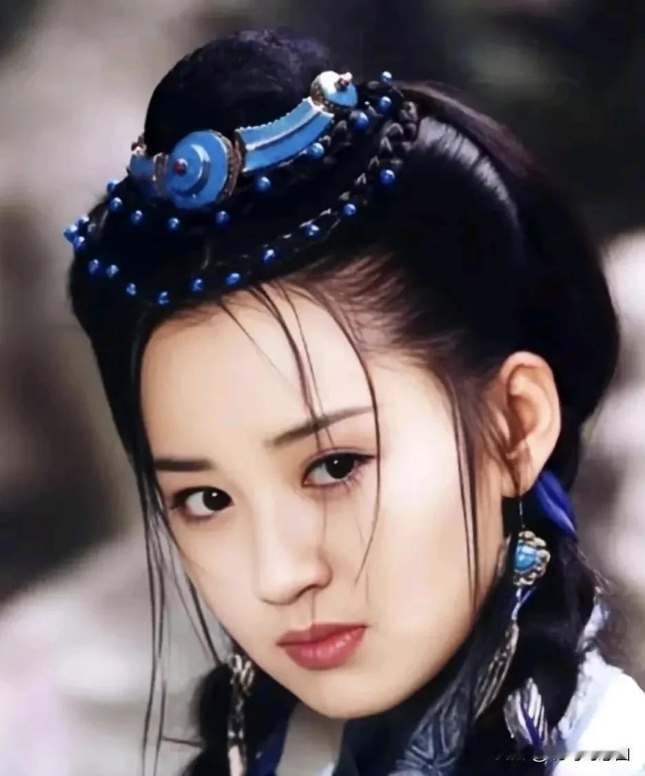我个人不能理解“任盈盈”的武力和地位都有为什么会喜欢上男主，还是“因为男主对白月