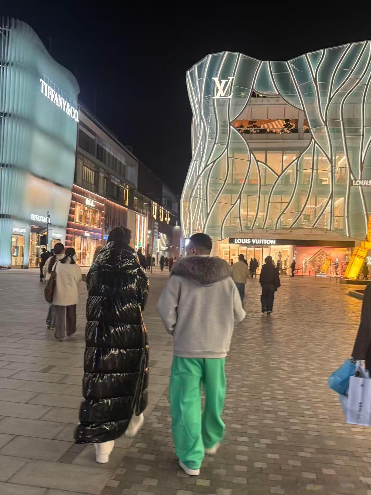 孙红雷与妻子三里屯逛街55岁孙红雷不服老打扮 孙红雷与妻子三里屯逛街，颜王打扮好