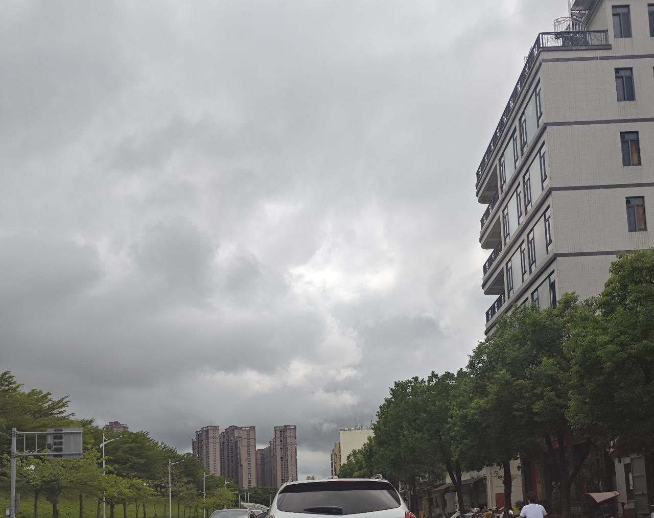 我成了另类

送孩子去学校寄宿，宿舍里其它学生都是家长在帮忙孩子打理床铺和卫生。