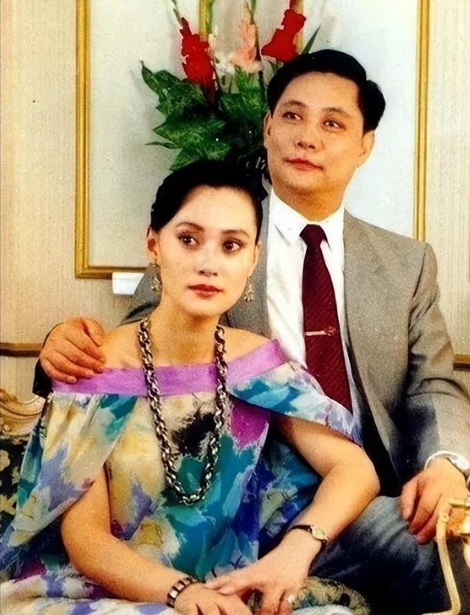 1983年，21岁的宋佳与42岁的京剧名家张学津结婚，几年后，张学津被3岁女儿失