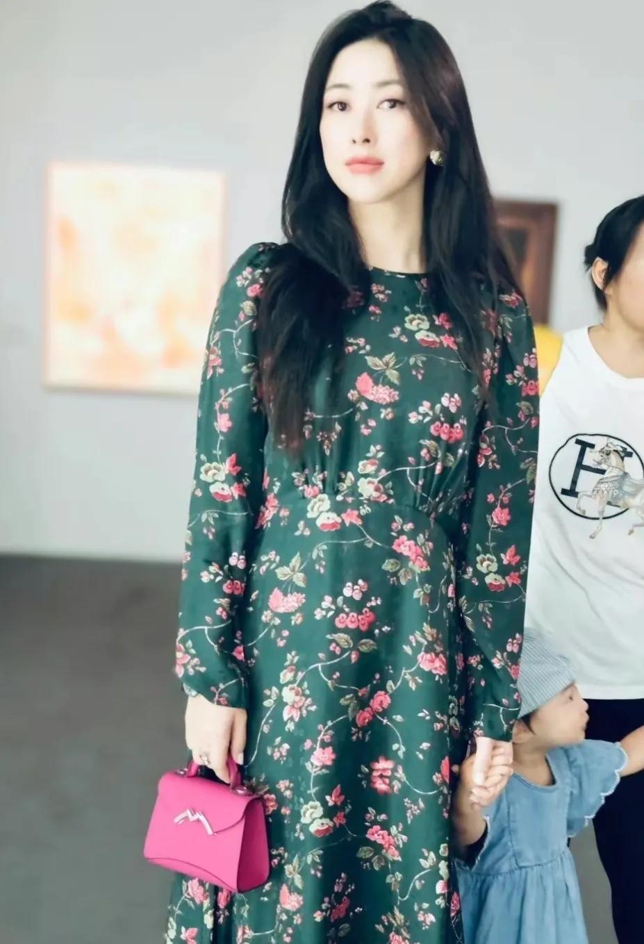 朱珠
黑长直发型
配上印花连衣裙
穿出了高级感
女神范十足
春夏季
是印花裙的季