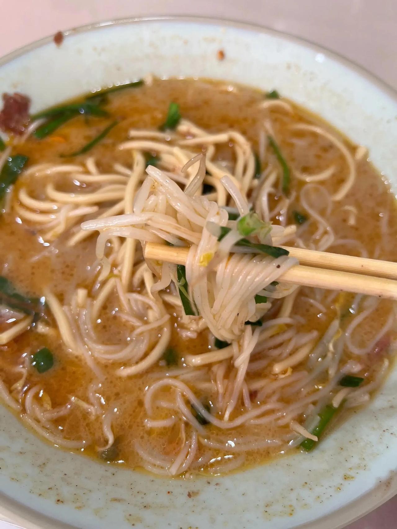 最爱这一口两掺，好吃麻了😋。浓浓的芝麻酱，韭菜豆芽，弹牙的米线，香香的鸡汤，脆