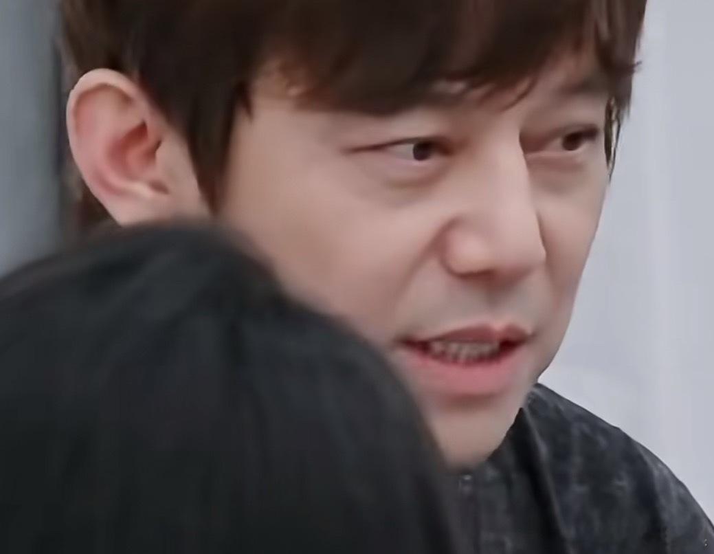 何炅衰老焦虑的原因找到了看向往的生活的时候真的觉得何老师一下子就变老了，脸上有岁