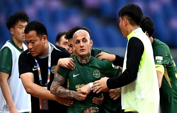 浙江队外援米特里策的罚单下来，禁赛3场起步，这事儿一点不意外。
真正让人后背发凉