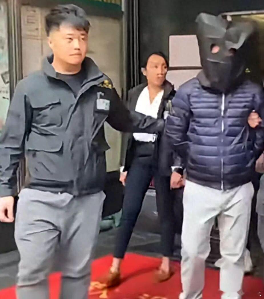 香港火灾已致44人遇难 香港警方和消防部门27日凌晨召开记者会宣布，大埔屋邨宏福