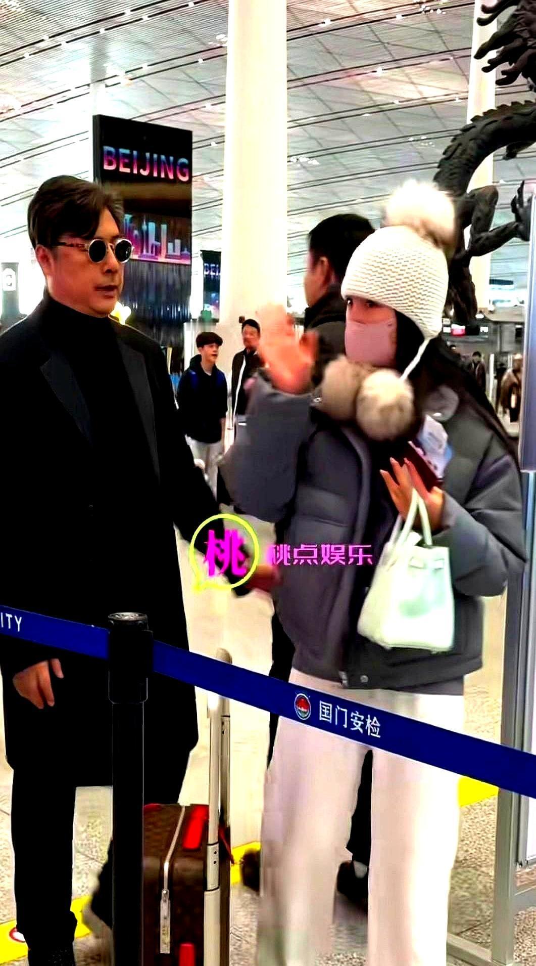 机场里，王诗龄自己拖箱子，王岳伦排队买咖啡，父女俩身边一个助理都没有。
 
以前