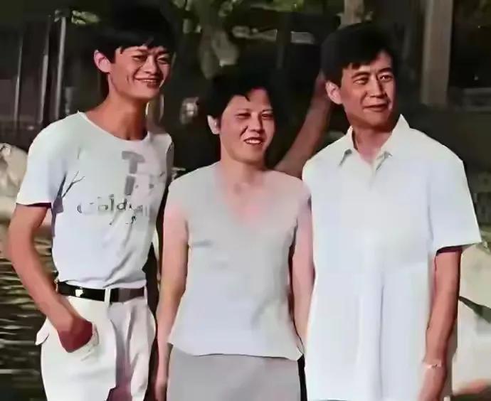 马云的爸爸很帅气，妈妈长得也很好，他却完全避开了爸妈的优点。
