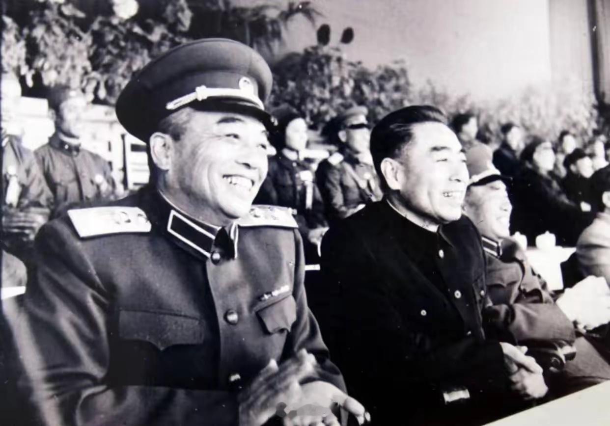 周总理身旁座了二位大元帅，朱德和彭德怀元帅，他们在观看比赛！ 