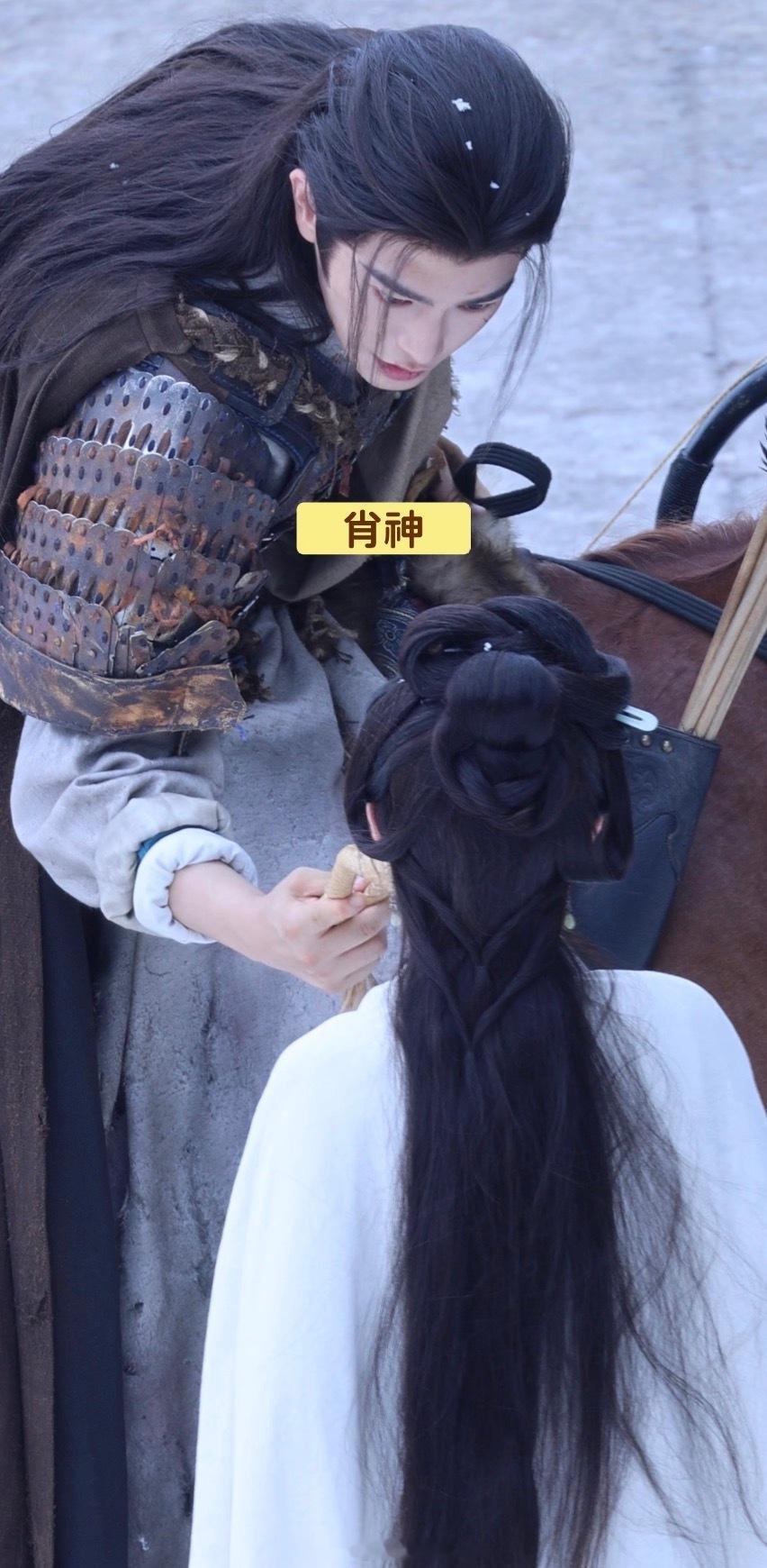 丁禹兮拿鞭子挑宋祖儿下巴丁禹兮挑宋祖儿下巴 完全上位者姿态 