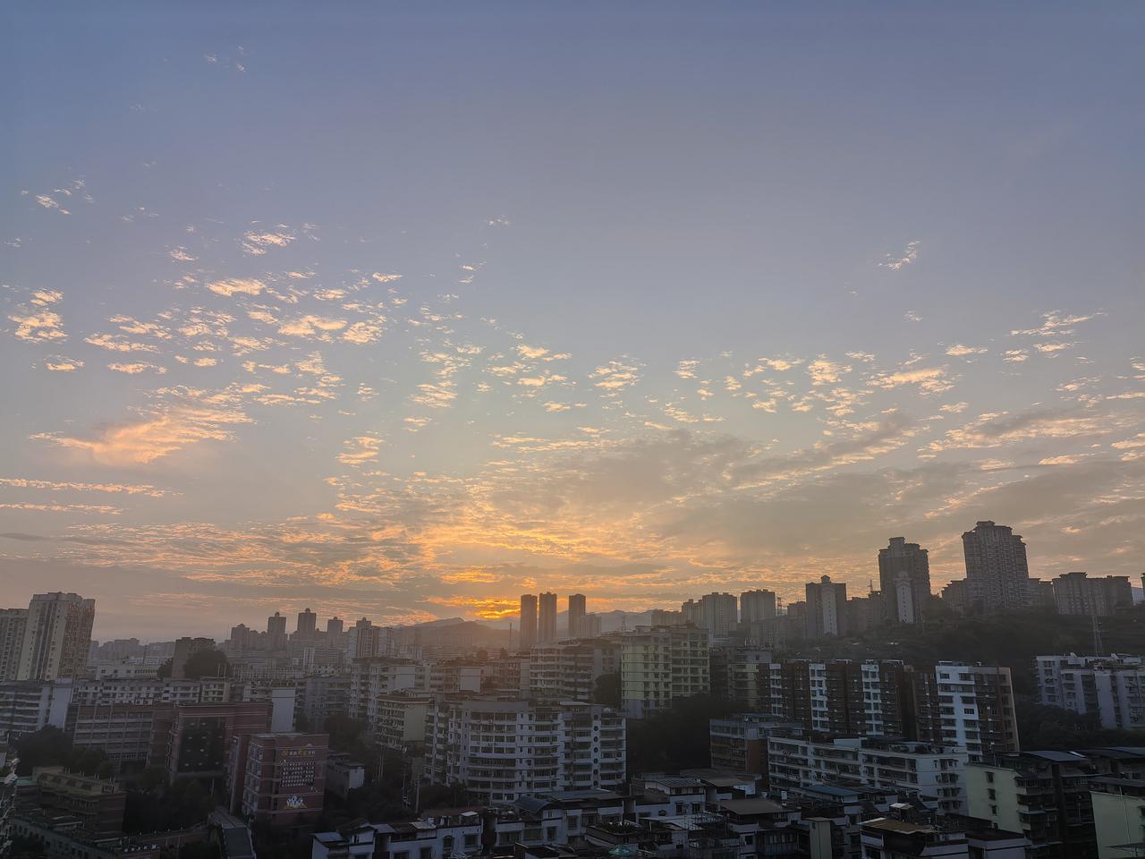 重庆轨道交通三号线，是懂重庆乘客的！在三号线经过的一些地面站点，安装了大吊扇，这