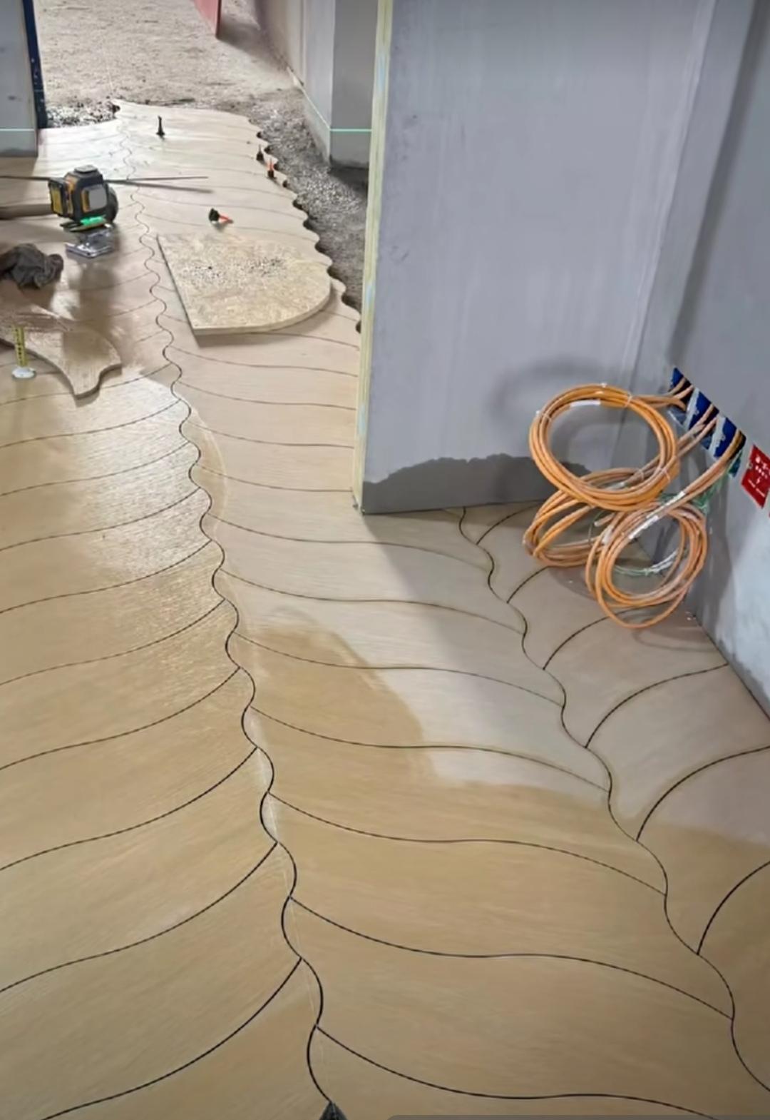 给房间贴上这种“叶片”型的纹砖，真搞不懂房东是怎么想的。是追求艺术感，还是财大气