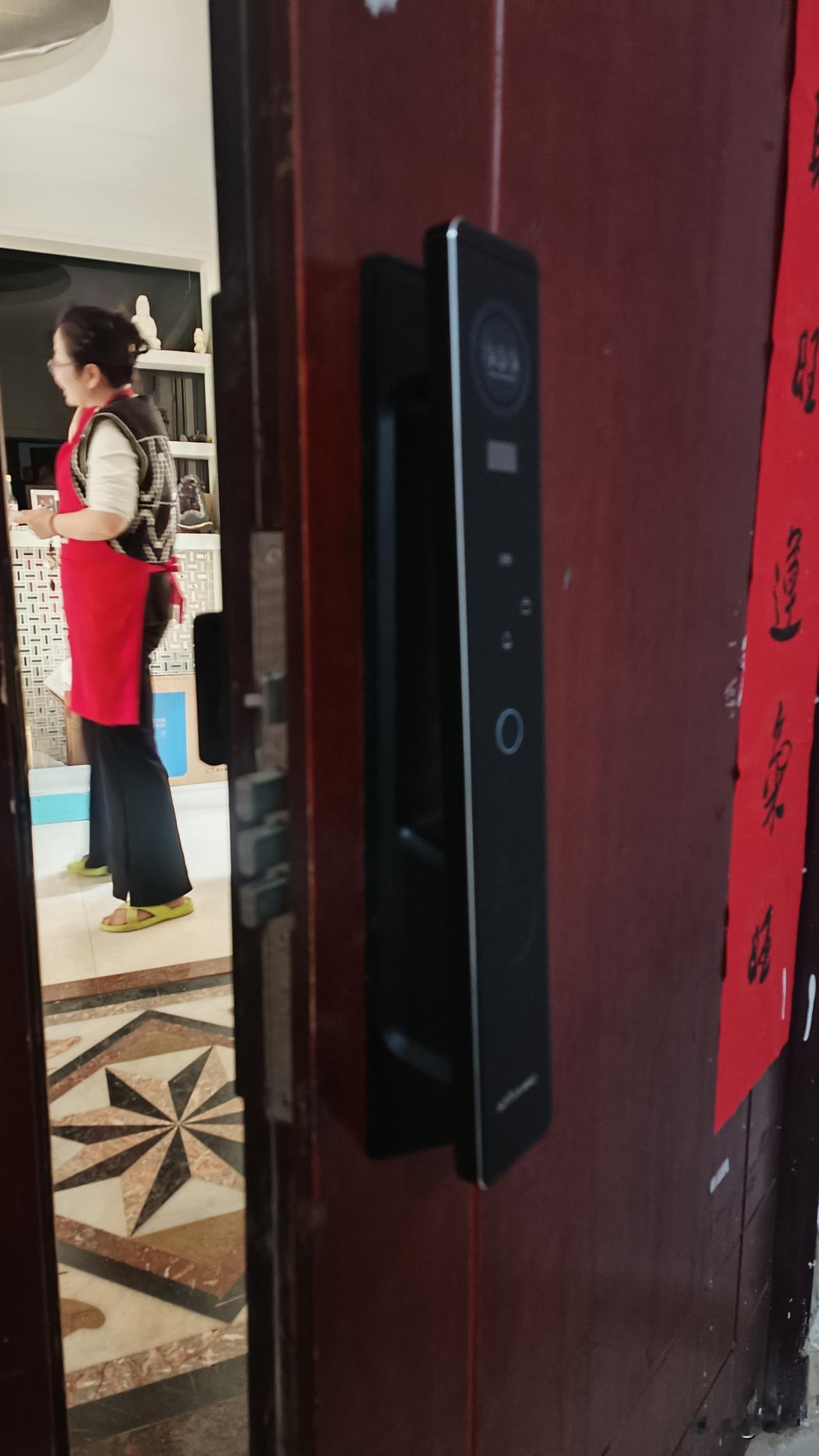 指纹门锁的优点是什么?在喜欢人的眼里，指纹锁的功能全是优点；在不喜欢的人眼里，大