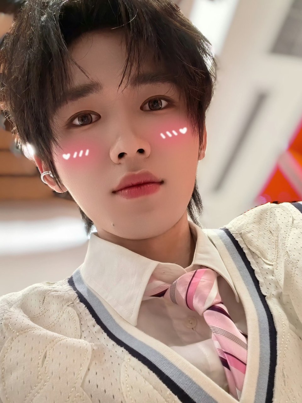 六一儿童节小朋友们都是要打腮红的亚乖宝轩轩最可爱啦宋亚轩给自己P了腮红