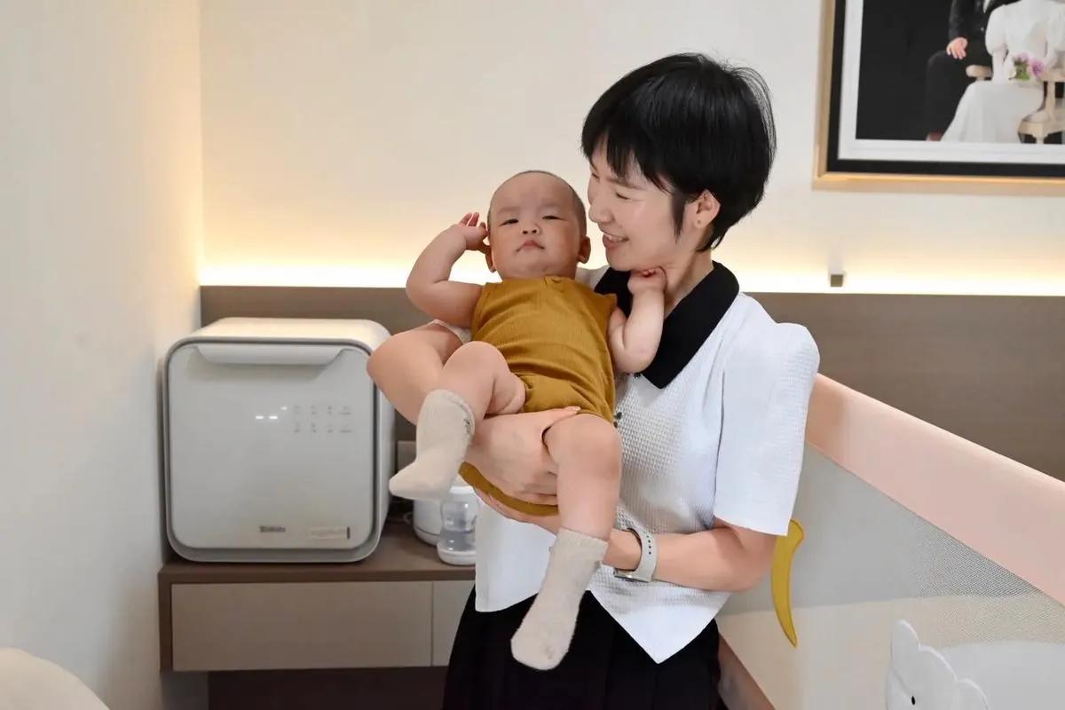 侄女带着她的小孩儿来这里玩了一天。真把我们全家人都累坏了！

差两个月就两岁了的