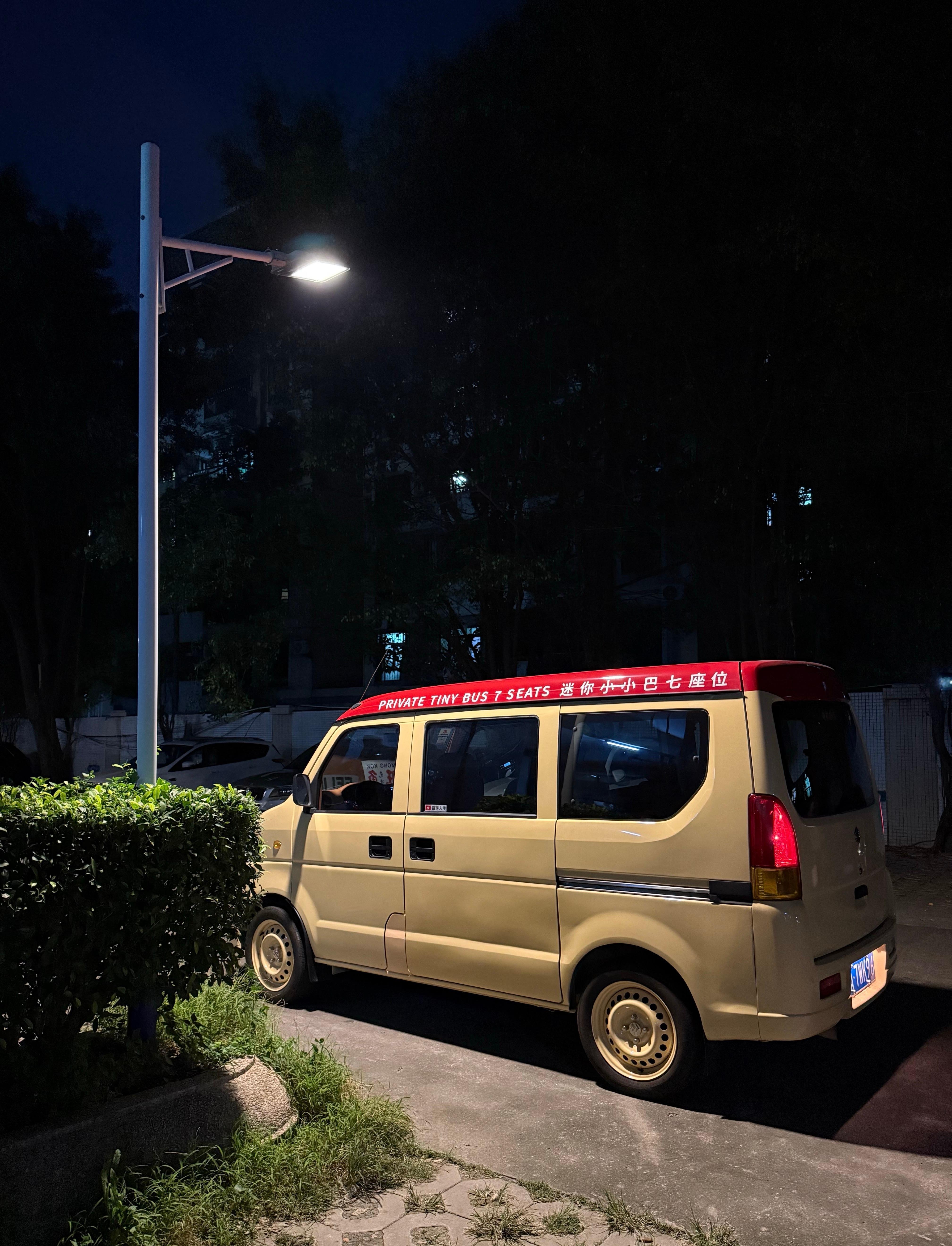 进小区……保安拦住了：“送货的吗？”我：接孩子的。保安：校巴？这么晚的？我：不是