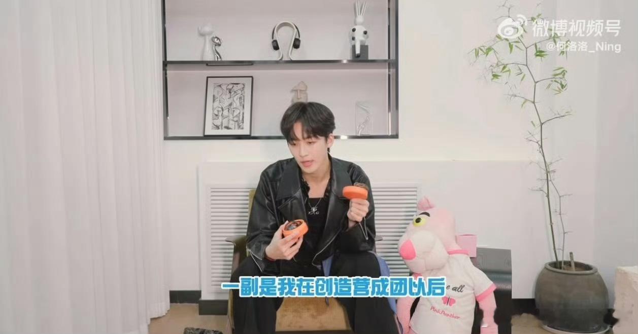 何洛洛晒R1SE定制耳返何洛洛出道九年的时间盲盒 时光匆匆已九年，何洛洛晒出专属