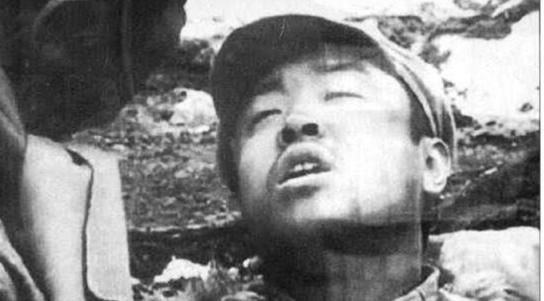 1935年，毛泽东率军委纵队翻越甘竹山，走到半山腰的开阔地时，他让大家都歇歇。大