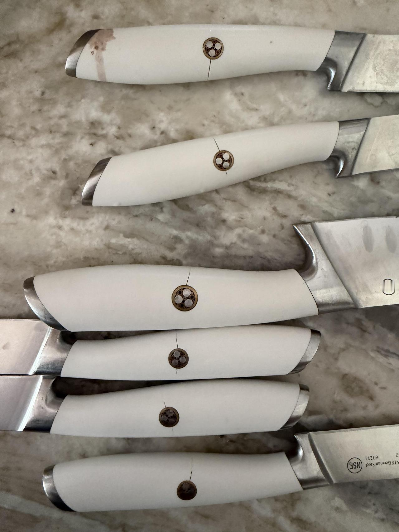 Cangshan牌刀具的刀柄全在铆钉处开裂了，尽管从没用洗碗机洗过。发帖网友说，