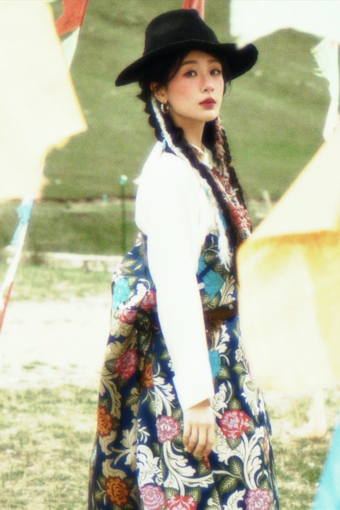 杨紫玉兰花开君再来 💜杨紫董竹君 世界并不会对你温柔以待，上帝也不会对你特殊照