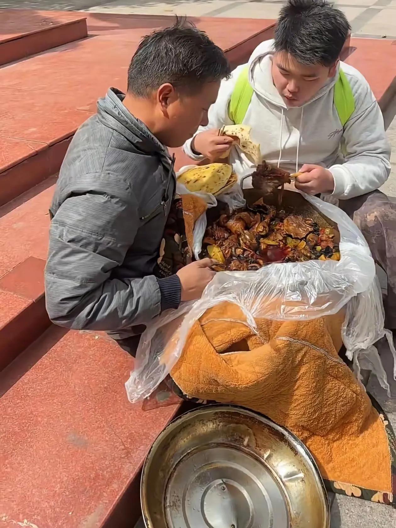 一高考生火了，父亲怕孩子备考营养跟不上，在家炖好一锅肉，用厚布把铁锅裹得严严实实