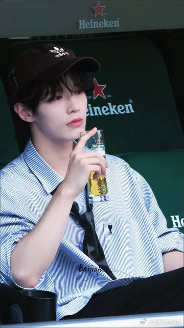 何与举杯喝酒完全贵公子何与好矜贵的公子哥看何与举杯喝酒这段，动作优雅克制，眉眼自