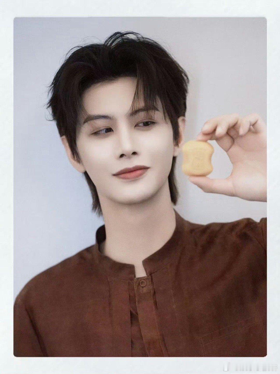 何健麒素颜直播 全素颜出镜还为粉丝辟谣，东拉西扯的样子像极了和朋友打电话，活人感