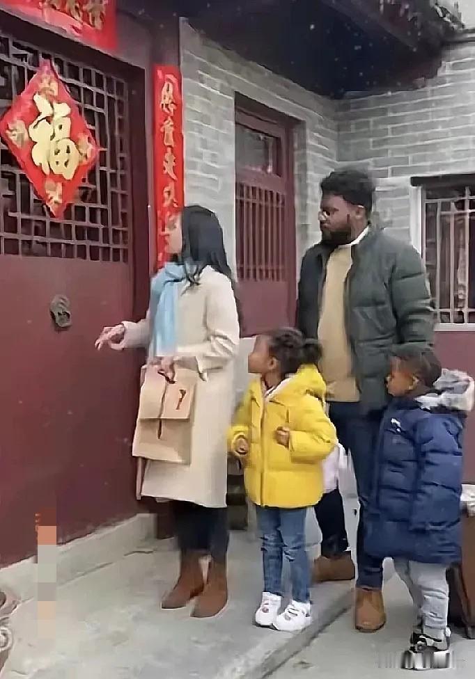 远嫁他国的女大学生！

她在读大学时和一黑肤色的小伙子就谈恋爱了，毕业以后不顾亲