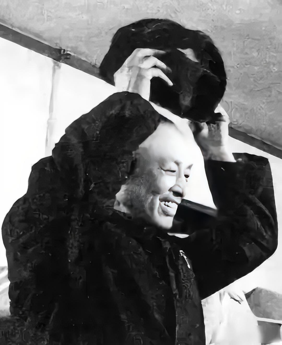 1975年，周养浩被特赦后激动得不行，一心投奔老蒋。没曾想，刚出港口就听到一个令