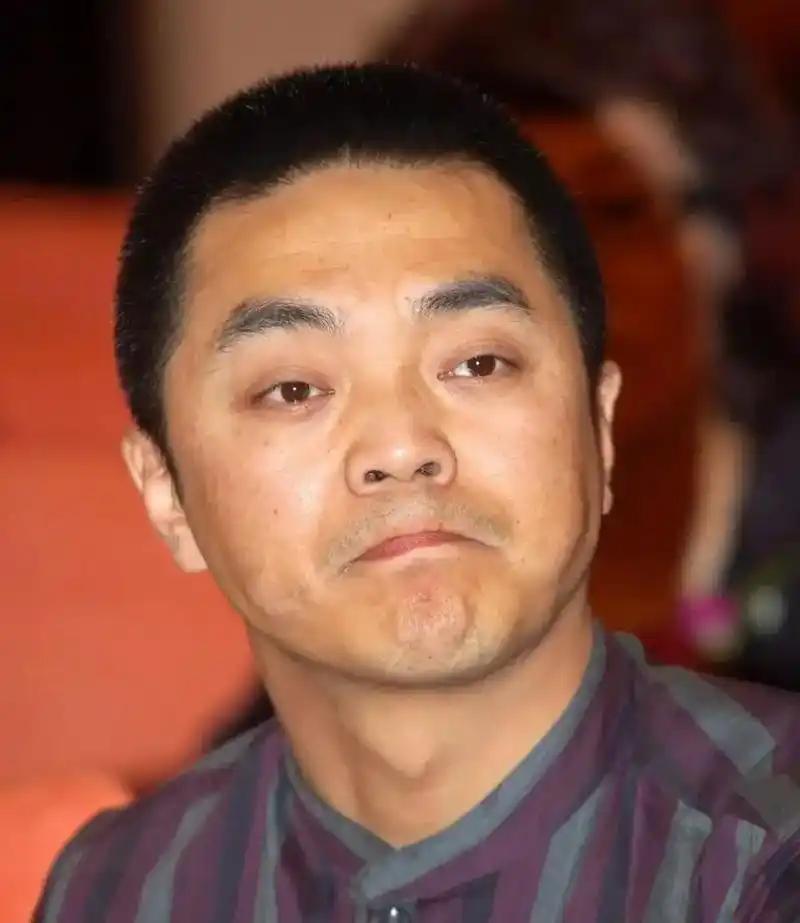 当年，英宁向刚生下女儿不久的妻子赵明明提出离婚，赵明明追问原因，英宁支支吾吾不肯