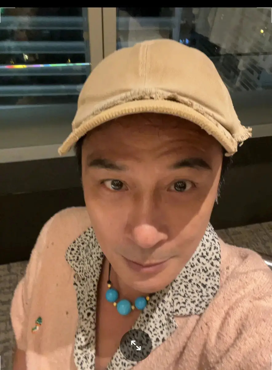 吴镇宇晒儿子费曼和王嘉尔合照 搞怪贴贴氛围融洽.吴镇宇在个人社交媒体平台上晒儿子
