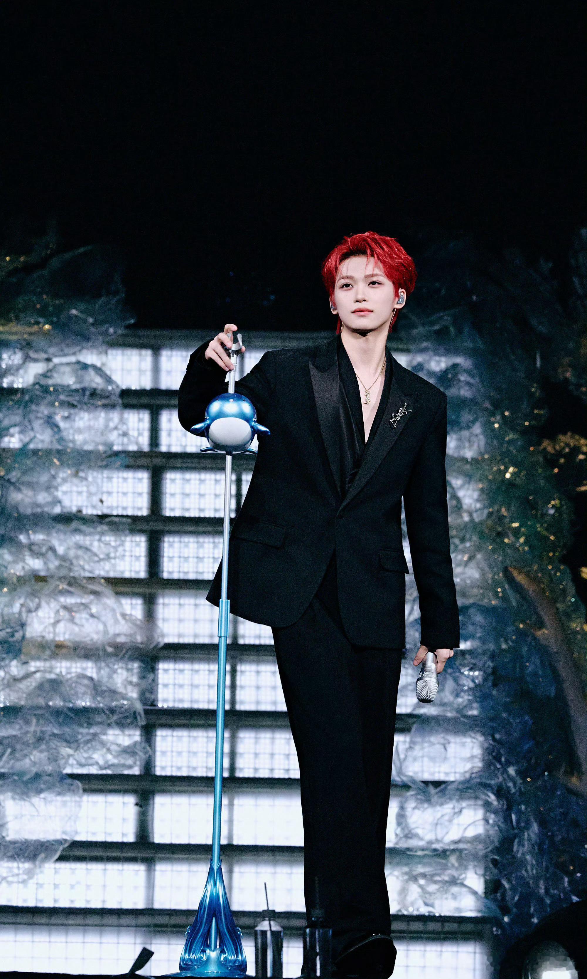 梓渝工作室营业！红发+白纱西装的造型又仙又欲，红黑切换的舞台张力直接拉满，每一张