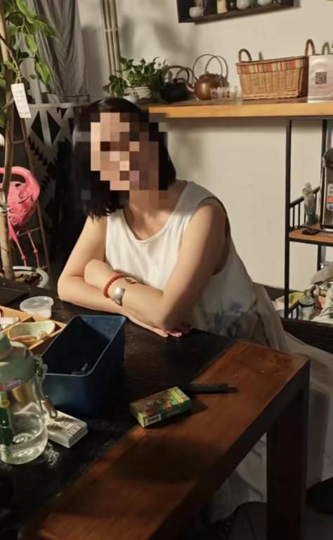 #秋日生活打卡#
重庆群租房内，房东突然闯入，女子质问她为什么不敲门？出租屋内有