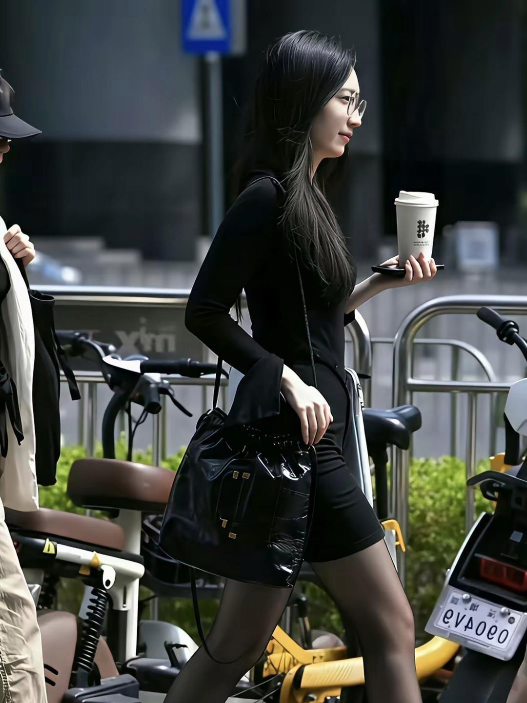 她是什么工作啊