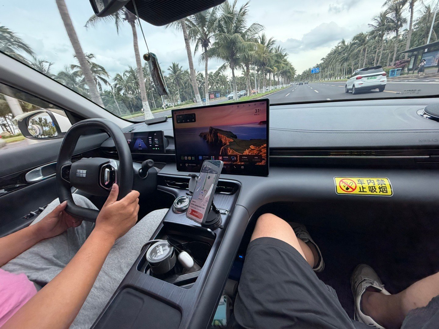 今天在海南，打了一辆银河E5，车主跑了8万多公里，说没啥质量问题，在海南开银河E