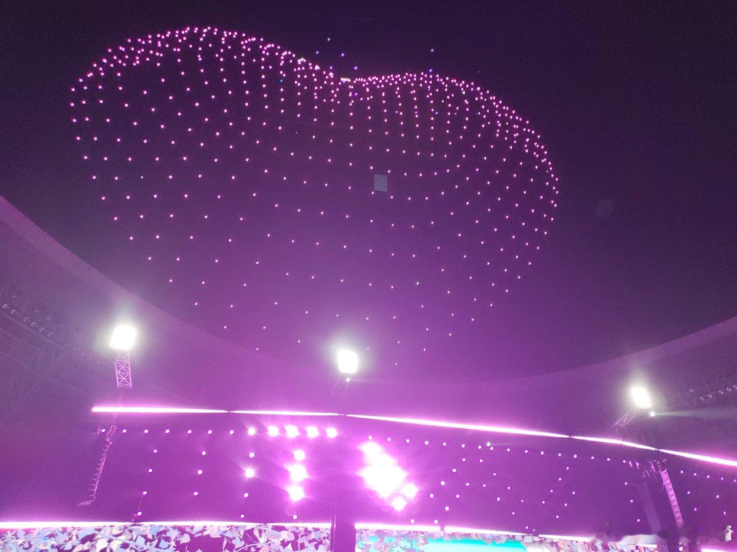 #张杰演唱会大屏上的一家三口#看见大屏幕上的一家三口，我也是羡慕了，真的是太感动