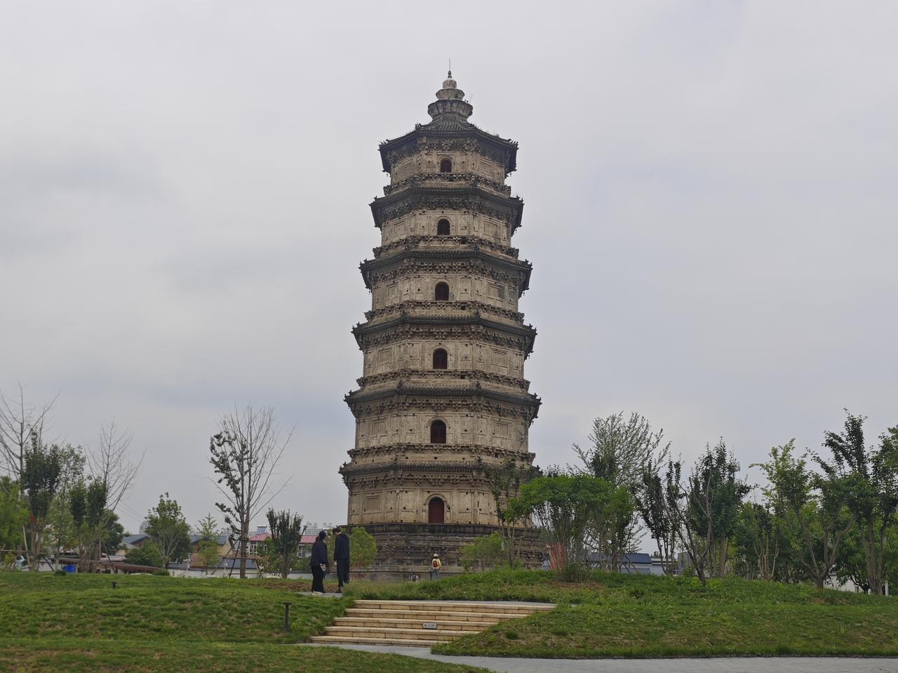 河北涿州老城的双塔，虽同属辽代建筑，但云居寺塔（北塔）晚于智度寺塔（南塔）。
