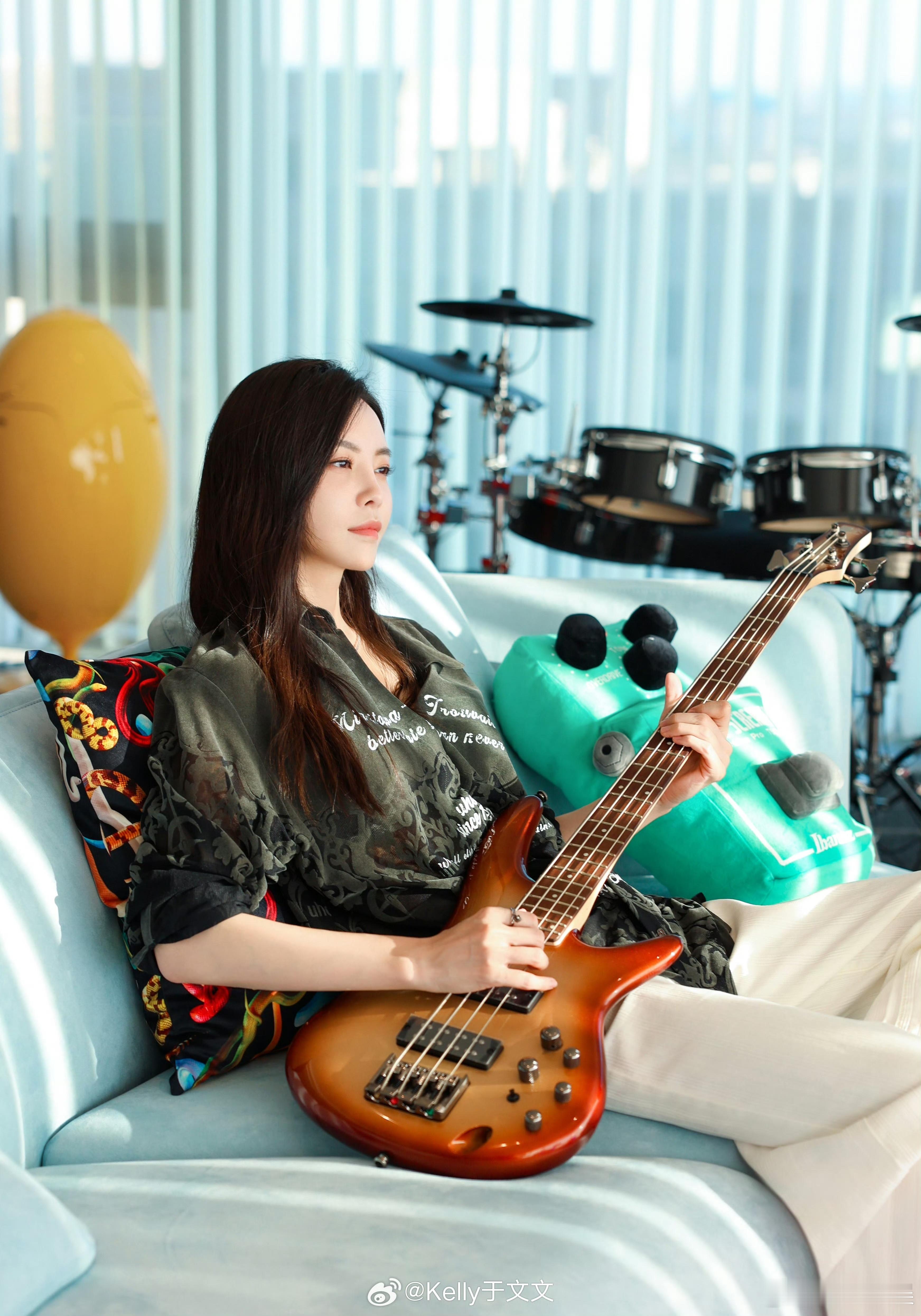 #于文文在沙发上弹吉他##于文文是时候想想要练哪些歌了#于文文在沙发上弹吉他的样