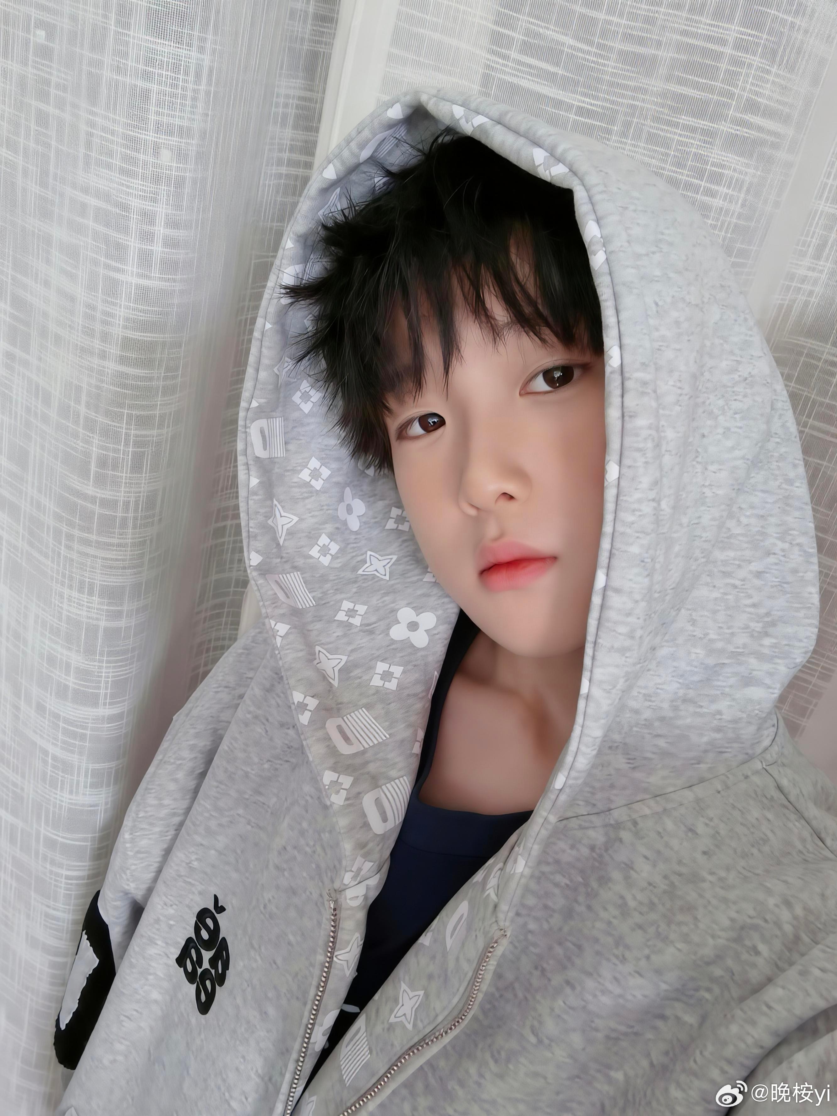 赵俊羽🧡赵俊羽 五代第一且唯一主唱 “在无名的街道里 总有无名的花为你野蛮生长