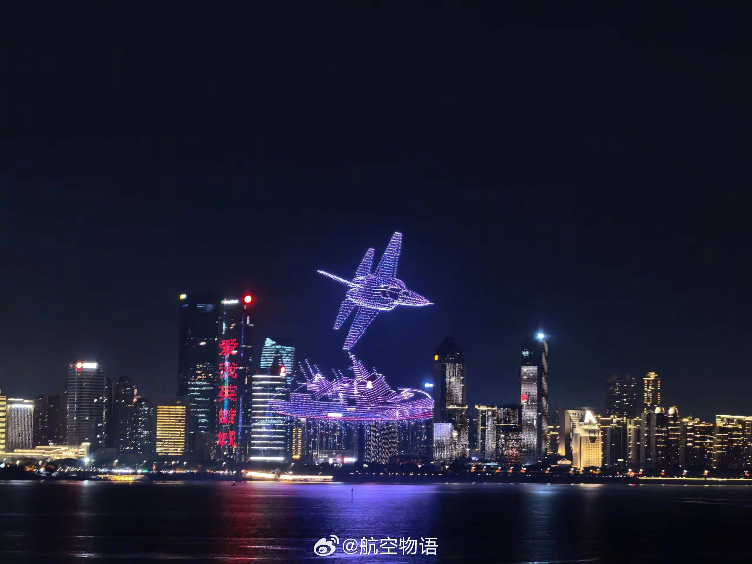 群里看到的图，今晚南昌秋水广场重启无人机表演，无人机飞出两个南昌特产同框：L-1
