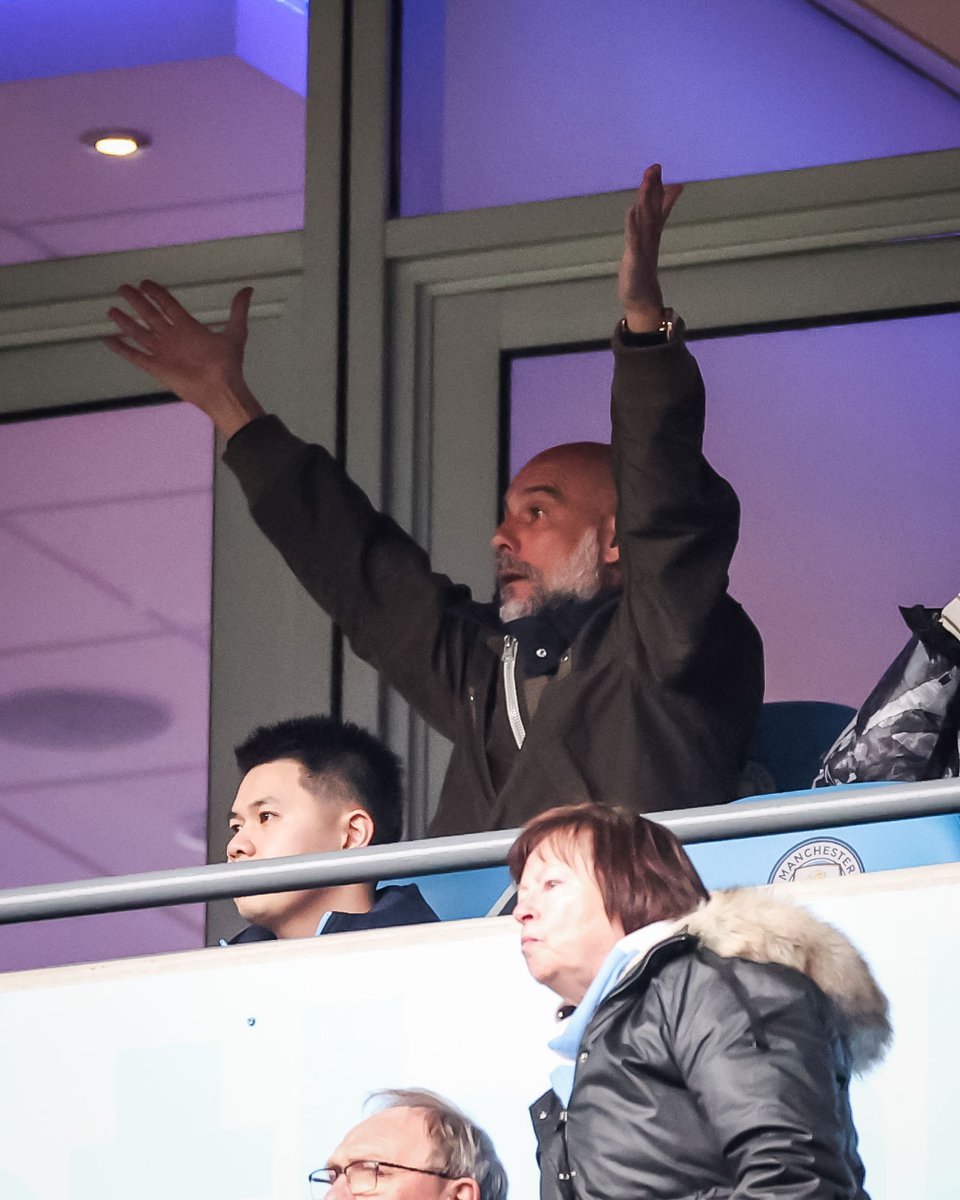 看台上的瓜迪奥拉。曼城4比0利物浦