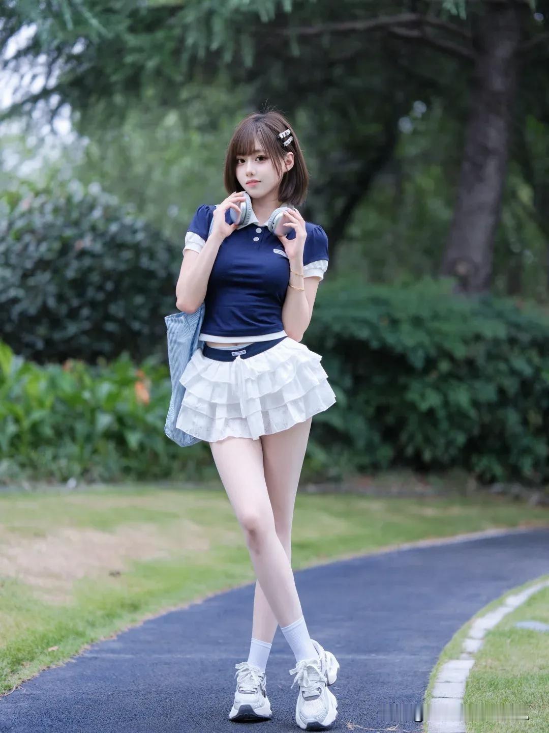公园漫步，体会秋天的余韵分享甜美小姐姐随手拍街头甜妹随拍