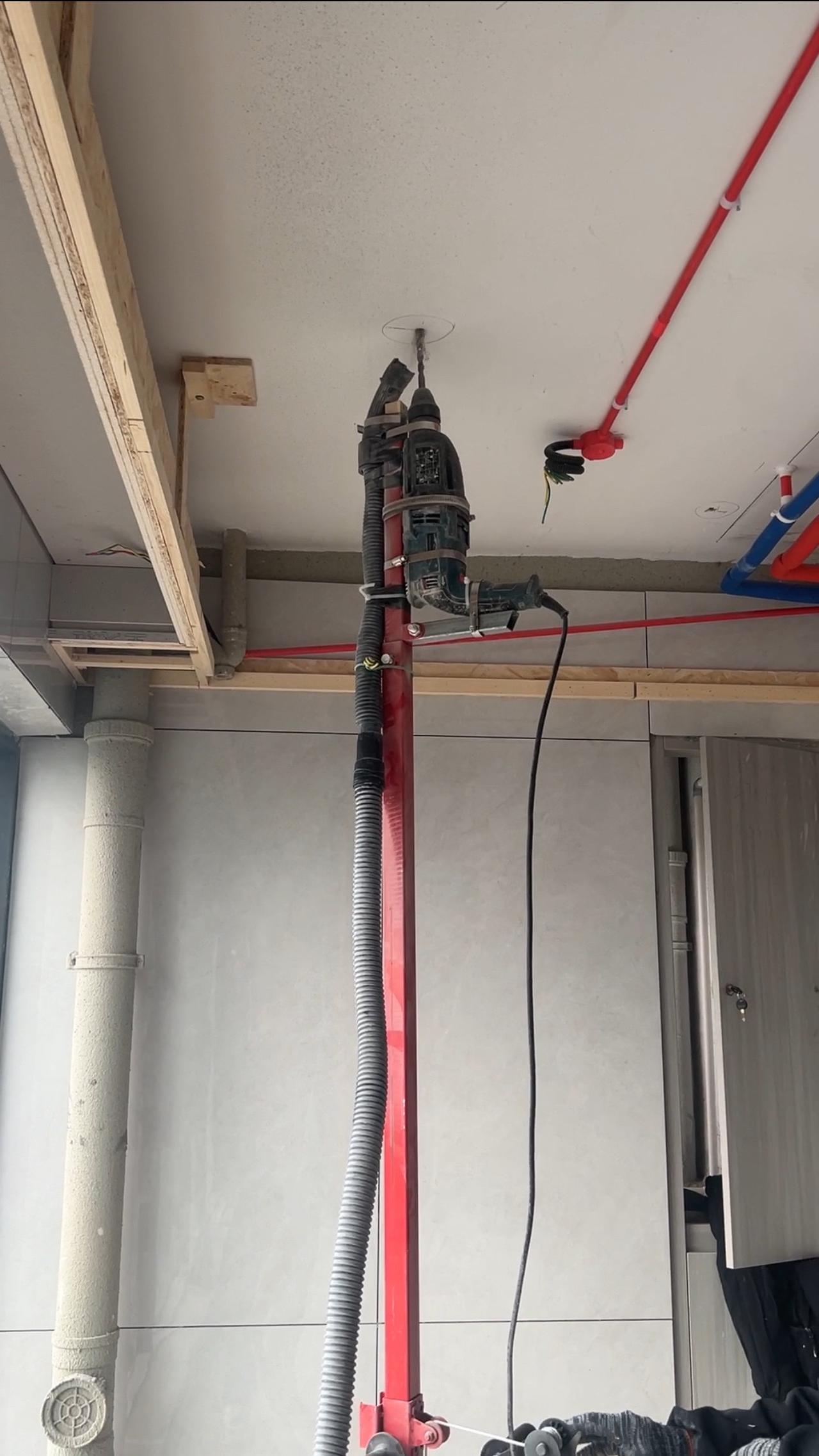 电锤打孔支架#电锤打孔支架 #同城精选装修 #家装装修 #轻钢龙骨 #高性能实用