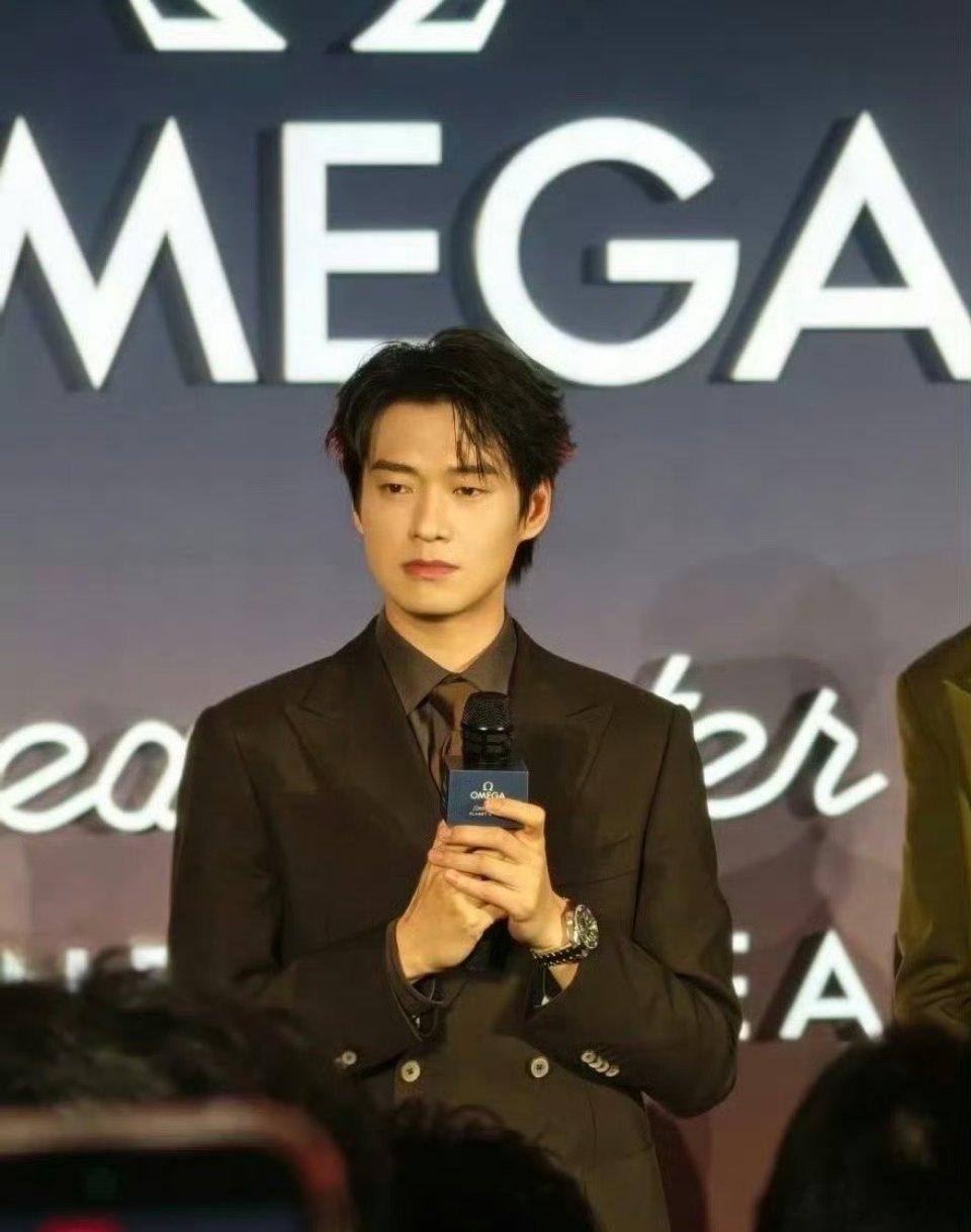 魏大勋 今晚鲨疯了！西装的神！大长腿，头身比好绝！ 