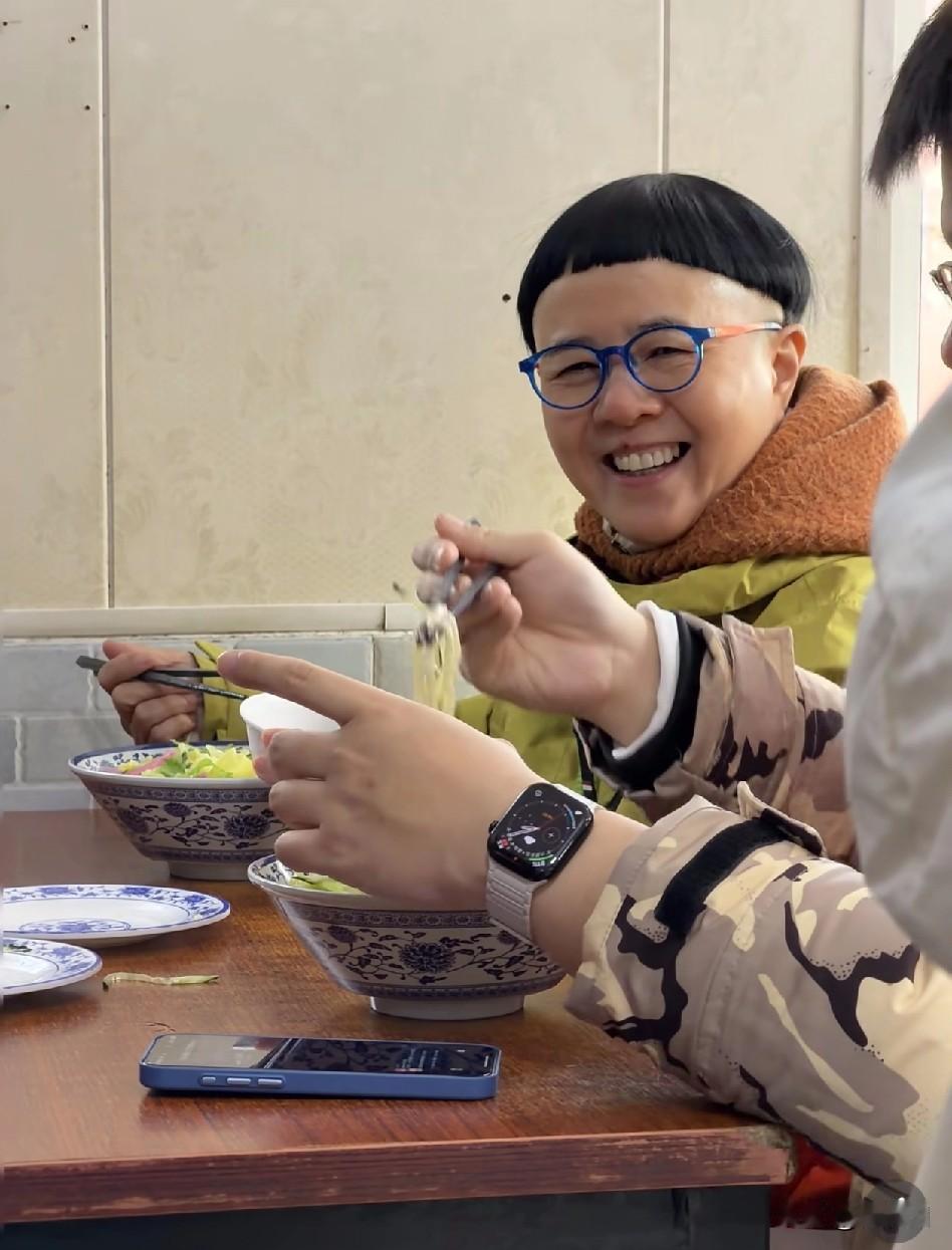 网友在北京方砖厂偶遇59岁金龟子，依旧是童年记忆里那个样子！

每次看到金龟子的