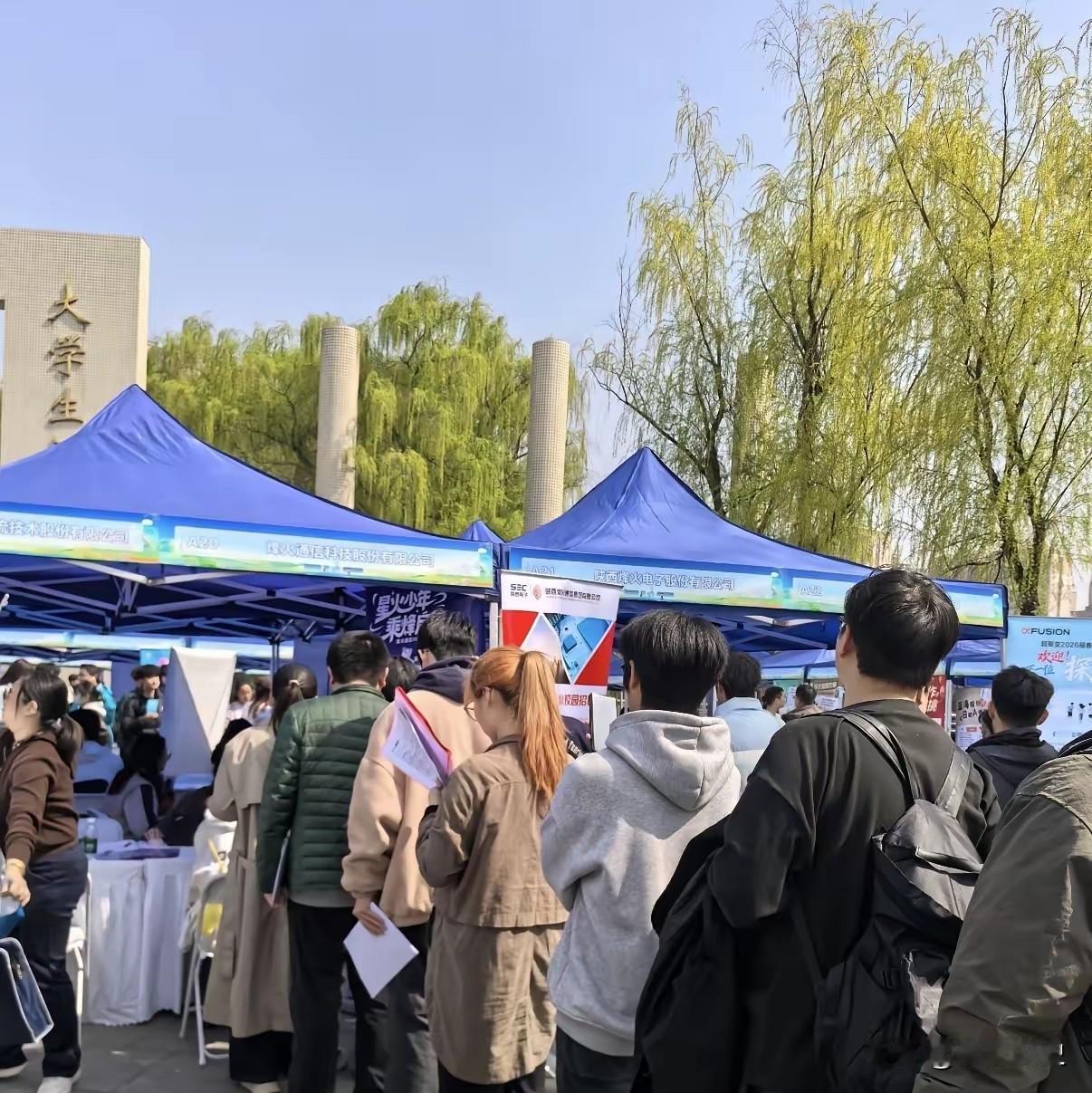 现在的大学生找工作真难。
 
​我儿子去年六月毕业的，到现在还在家待着。他投了三
